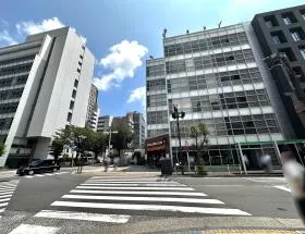 芝浦口を出たら近くにある横断歩道を渡り直進する