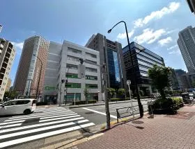 横断歩道を渡り、旧海岸通り沿いを右へ直進していけば当ビル着