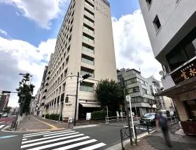 横断歩道を渡り右に曲がる