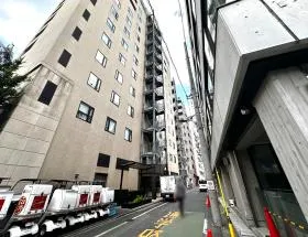 細い道を直進すれば当ビル着
