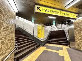 A2出入口への階段を上がる（内幸町駅）