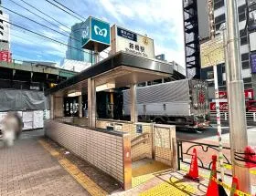 東京メトロ銀座線「新橋駅」7出入口からも行ける※地上に出て直進すると内幸町駅から来た時と同じローソンがあるので、ローソンの少し左側にある細い道に入れば着く