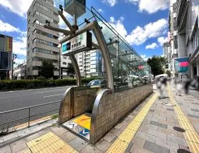 B1出入口から地上に出て、青山通りを直進する（渋谷駅方面）
