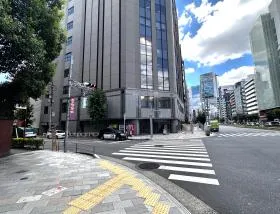 横断歩道を渡り左へ進む