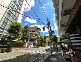 再び横断歩道が現れるので通過、右の細い道へ入り直進すれば当ビル着