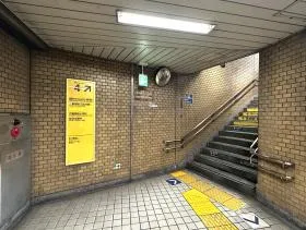 出入口4から地上に出る