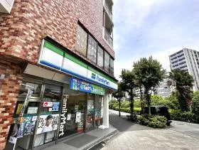 ファミリーマートを通過し、直進すれば当ビル着