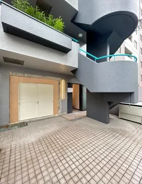 M.BALANCE MITAビルの外観