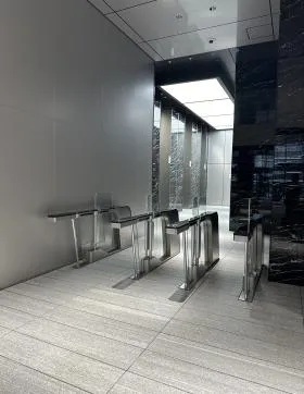 横浜シンフォステージ イーストタワービルの外観