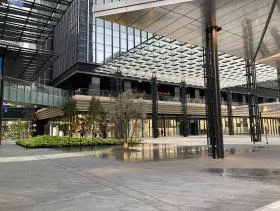 横浜シンフォステージ イーストタワービルの外観