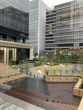 横浜シンフォステージ イーストタワービルの外観