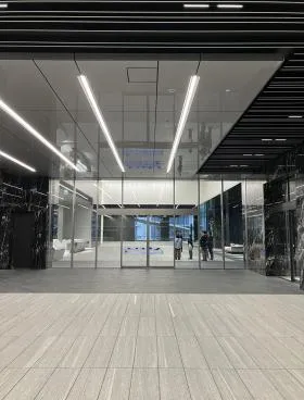 横浜シンフォステージ イーストタワービルの外観