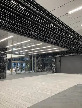 横浜シンフォステージ イーストタワービルの外観