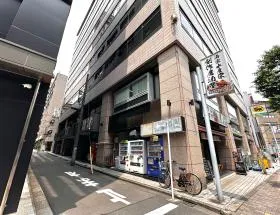 ヤマト運輸近くの細い道へ入り、直進すれば当ビル着