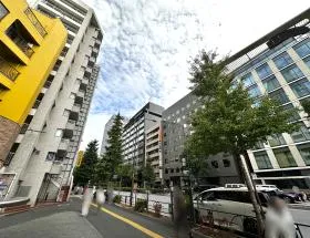 日比谷通り沿いを直進する（郵便局まで）