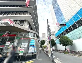 郵便局沿いの細い道を直進する