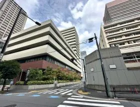 右に渡って細い道（慈恵医大病院B棟沿い）を直進すれば当ビル着