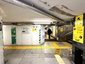 虎ノ門駅の出入口8を目指す