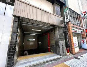 出入口1から地上に出る※出入口2の方が近いが閉鎖中