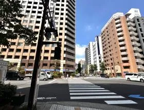 出入口の前にある横断歩道を渡る