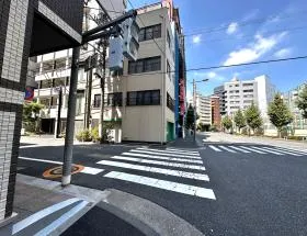 左に曲がり、少し直進すれば当ビル着（信号がある横断歩道の所で曲がる）