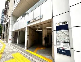 出入口6から地上に出る
