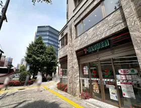 出入口近くにあるセブンイレブンを通過する