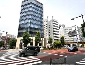横断歩道で反対側に渡り右に進む