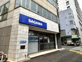 佐川急便を通過し、左に曲がれば当ビル着