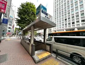 出入口2から地上に出る