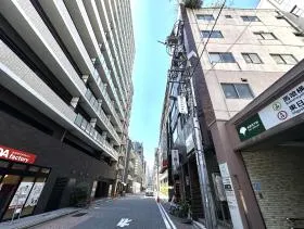 地上に出て右へ進んでいけば当ビル着
