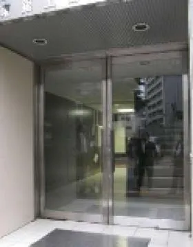 ヤワタ上野ビルの外観