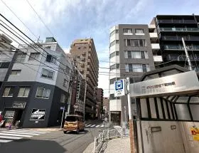地上に出たらそのまま直進し、通り（金座通り）に出る
