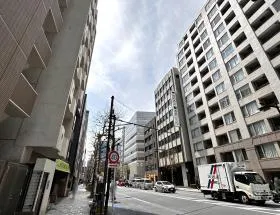 通り沿い（金座通り）を清洲橋通り方面に直進していけば当ビル着