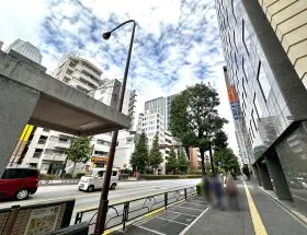 日比谷通り沿いを直進する（新橋駅方面）