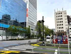 横断歩道を渡って右へ曲がり、少し進んで左に曲がれば当ビル着