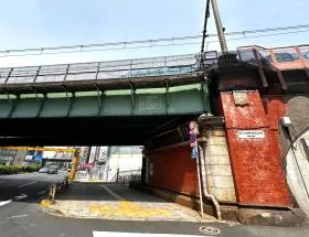 高架橋を通過し右に曲がれば当ビル着