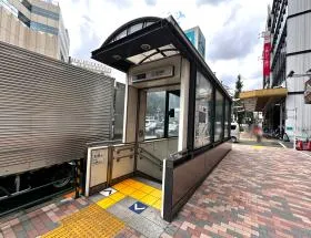 出入口2から地上に出てそのまま直進する（明治通りがある方面）