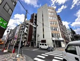 横断歩道を渡り左へ進む