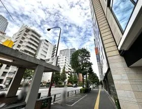 日比谷通り沿いを直進する（新橋駅方面）