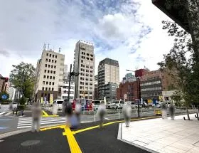 横断歩道の手前で右に曲がり、少し進めば当ビル着