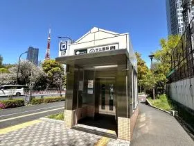 エレベーター口から出る