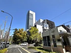地上に出たら右に曲がる（出入口近くの細い道）