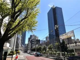 直進していけば当ビル着