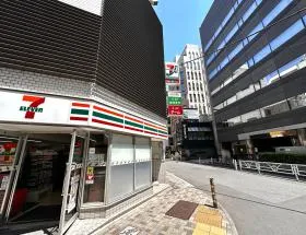 セブンイレブンを通過し左に曲がる