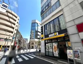 ドトールコーヒを通過し、横断歩道で反対側に渡り右に進む