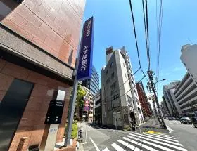 みずほ銀行沿いの細い道に入り、直進していけば着く（みずほ銀行から5分程）