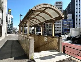 C4出入口から地上に出る