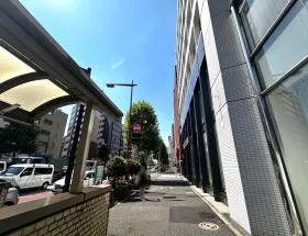 靖国通り沿いを直進する（岩本町駅方面）