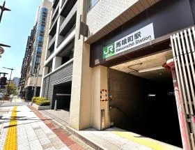 出入口4からもアクセスしやすい（地上に出て右に進む→横断歩道の手前で右に曲がり靖国通りまで直進→靖国通りに出て反対側に行けば当ビル着）